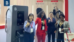 EVB presenteert slimme laadoplossingen voor elektrische voertuigen op Solar & Storage Live Africa 2026.